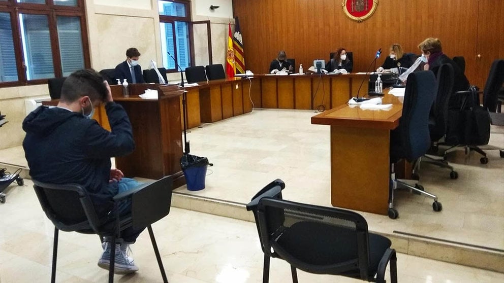 El acusado por abusar de su prima menor al comienzo del juicio en la Audiencia Provincial de Baleares. EUROPA PRESS