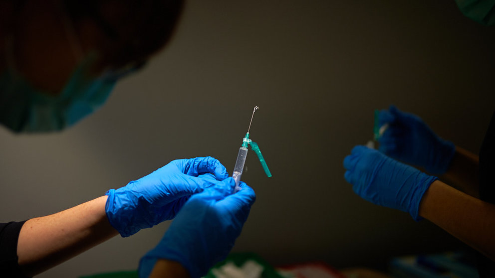 Vacunación de los primeros sanitarios en las instalaciones montadas en Refena. MIGUEL OSÉS