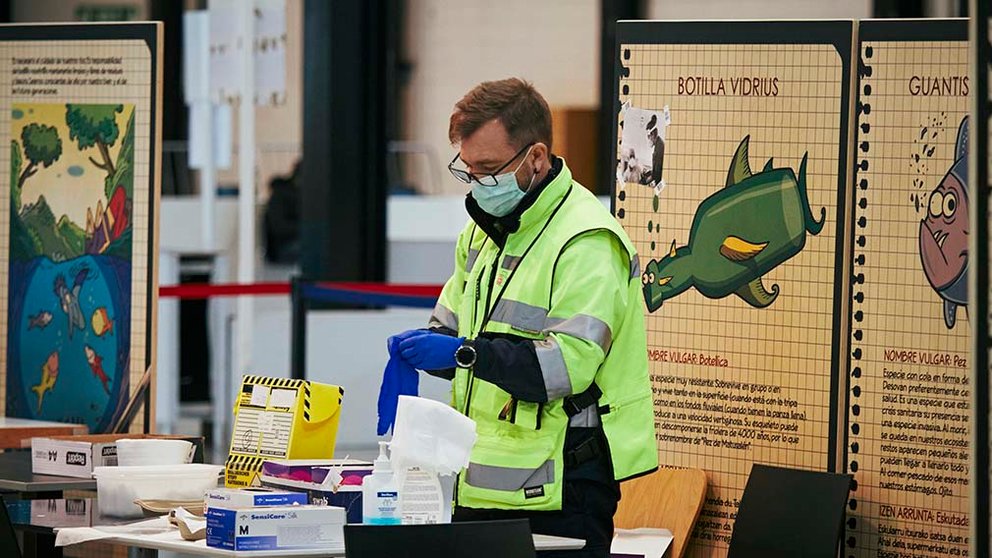 Un sanitario trabaja en Refena, el pabellón de Pamplona donde el Gobierno de Navarra lleva a cabo las pruebas PCR para detectar el coronavirus. EDUARDO SANZ / EUROPA PRESS