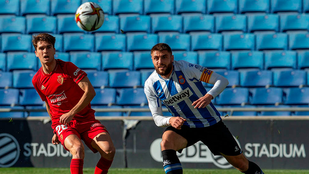 El jugador de Osasuna Javi Martínez (i) dispara a puerta para marcar el primer gol ante el jugador del Espanyol David López (d) durante el partido de la tercera ronda de La Copa del Rey disputado este domingo en el estadio Cornella-El Prat. EFE/ Enric Fontcuberta.
