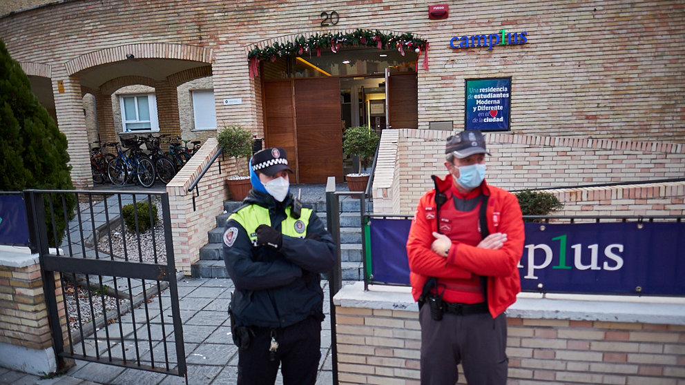Policía Municipal de Pamplona y Policía Foral custodian una residencia de estudiantes al detectarse un brote con 13 infectados. PABLO LASAOSA