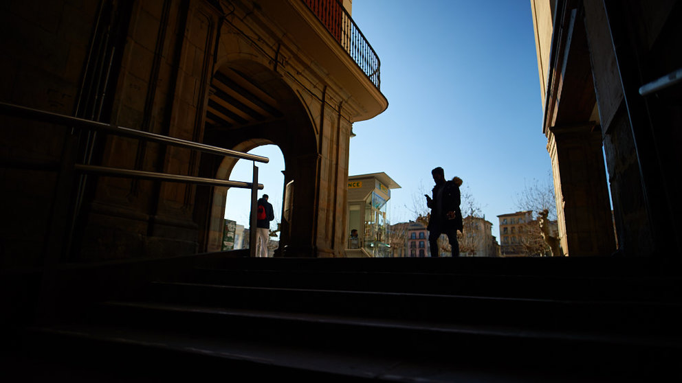 Un hombre camina por la Plaza del Castillo durante la tercera ola del coronavirus en la Comunidad Foral. MIGUEL OSÉS