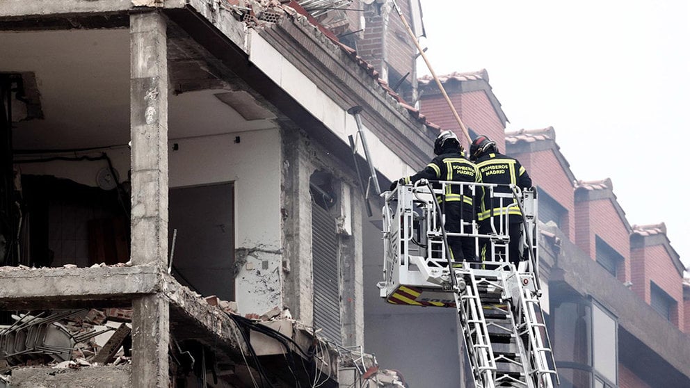Dos bomberos trabajan en un inmueble momentos posteriores a una fuerte explosión registrada la calle Toledo. Eduardo Parra (Europa Press)