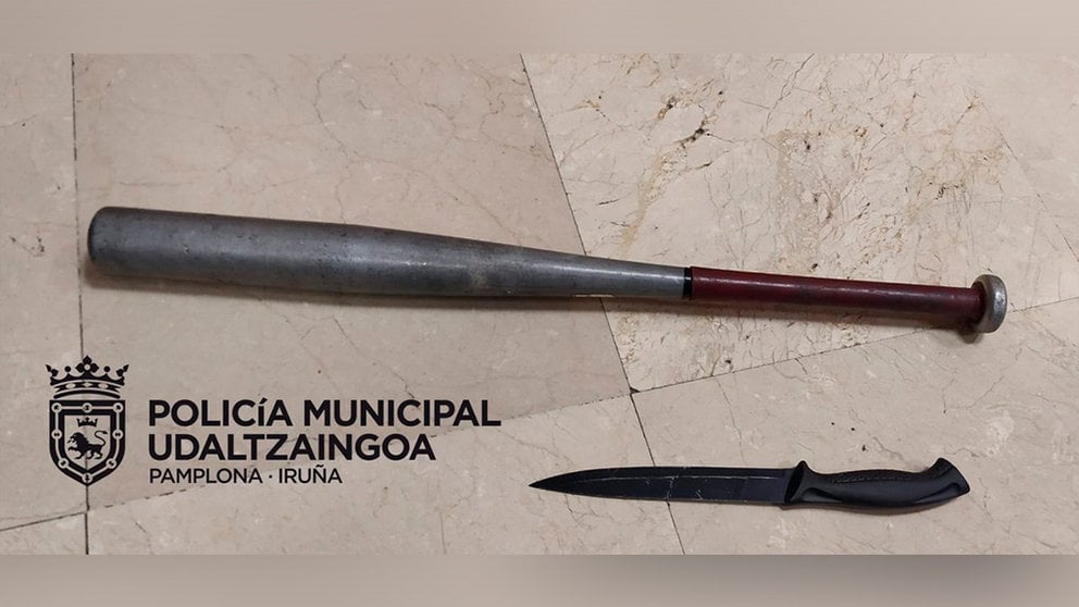 Bate de acero y cuchillo hallado en un coche que realizaba labores como taxista ilegal en Pamplona. POLICÍA MUNICIPAL DE PAMPLONA