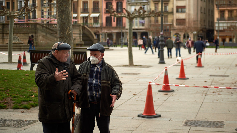 Dos señores paseando por la Plaza del Castillo de Pamplona durante la pandemia de coronavirus. MIGUEL OSÉS