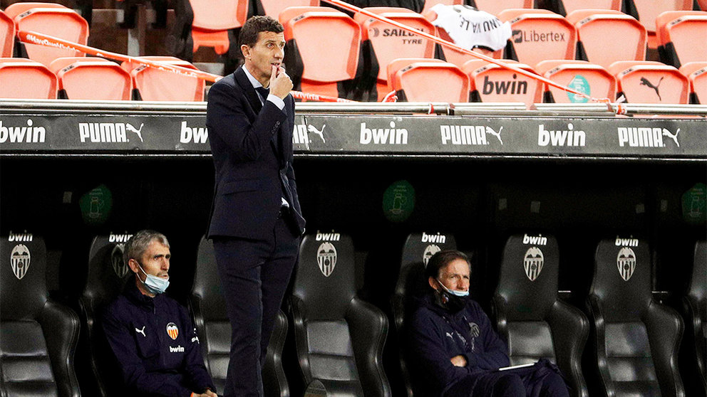 El entrenador del Valencia, Javi Gracia, durante el partido ante el Osasuna correspondiente a la 19ª jornada de LaLiga Santander que se celebra este jueves en el estadio Mestalla de Valencia. EFE/ Manuel Bruque