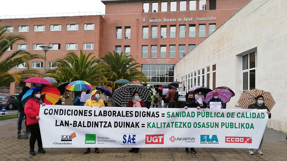 Concentración de la intersindical del SNS frente al centro de consultas Príncipe de Viana. EUROPA PRESS