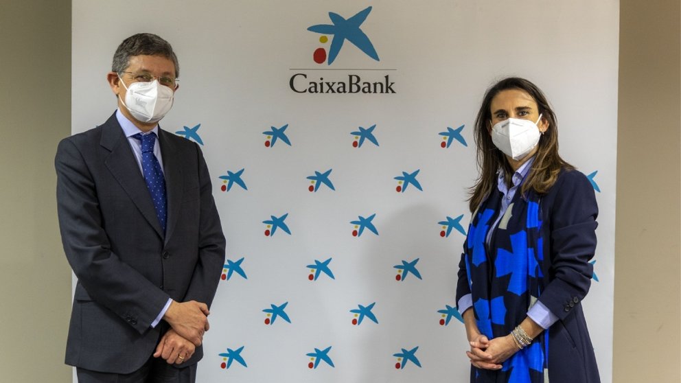 El director de la Clínica Universidad de Navarra, José Andrés Gómez Cantero, y la directora territorial Ebro de CaixaBank, Isabel Moreno. CAIXABANK