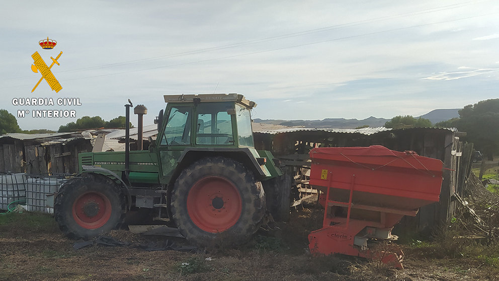 Tractor robado y hallado en una parcela de Carcastillo, en la Comunidad foral. GUARDIA CIVIL