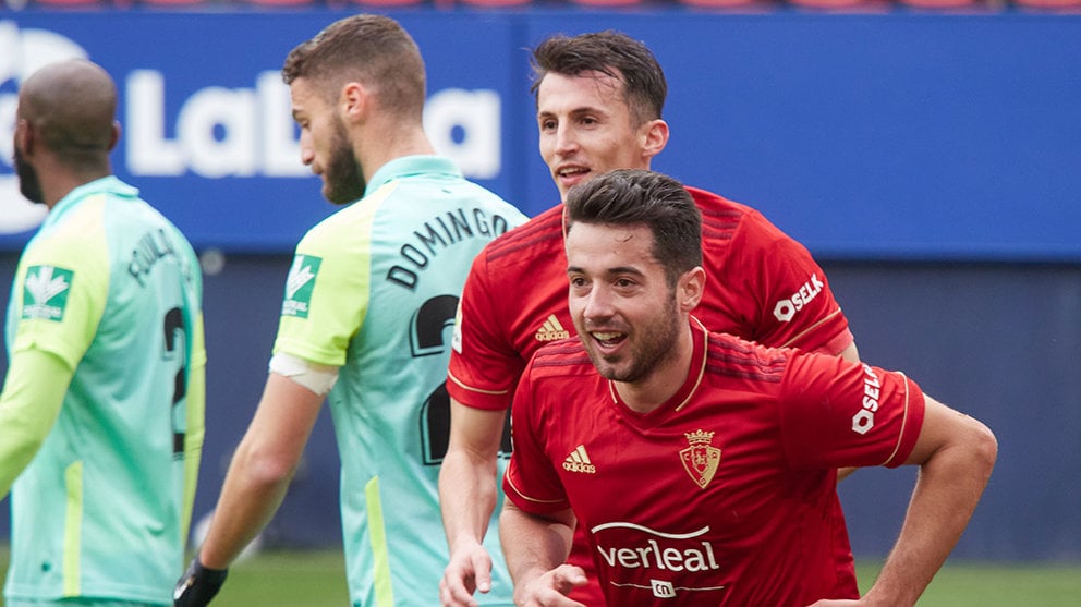 Ante Budimir y Jony Rodríguez durante el partido Osasuna - Granada (3-1) en Pamplona. Europa Press.