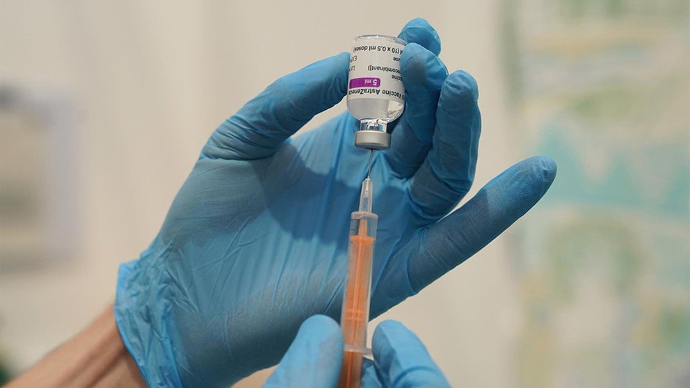 Un sanitario prepara una de las vacunas de Oxford y AstraZeneca. Owen Humphreys-PA Wire-dpa