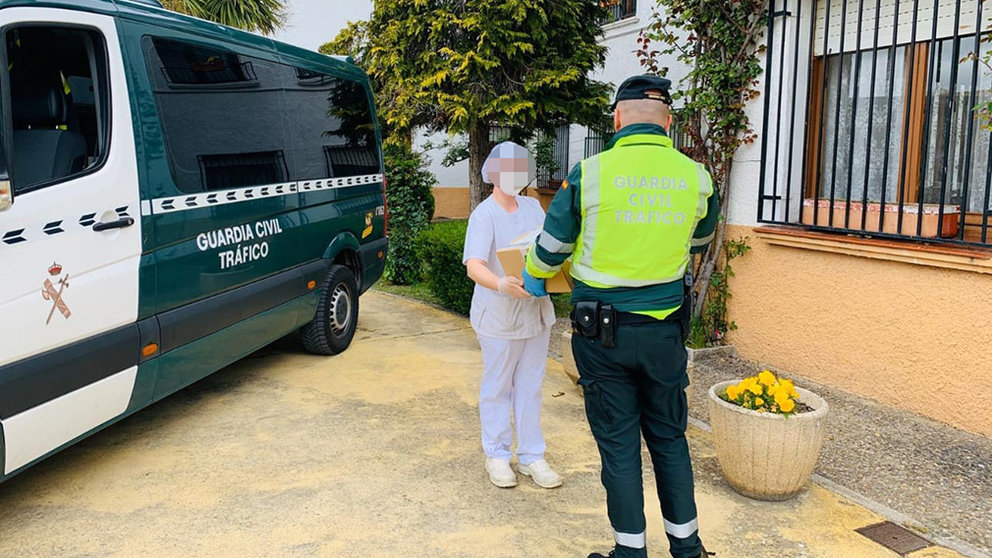 Un agente de la Guardia Civil en Navarra entrega material a una institución de la Comunidad foral. CEDIDA