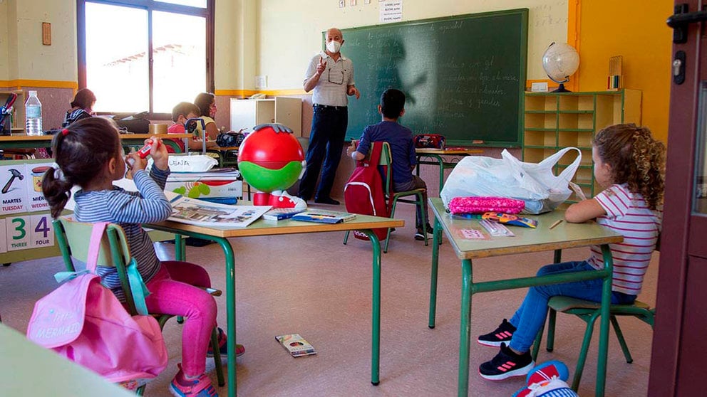 Unos niños atienden a su profesor en una escuela de Zamora. EFE/Mariam A. Montesinos