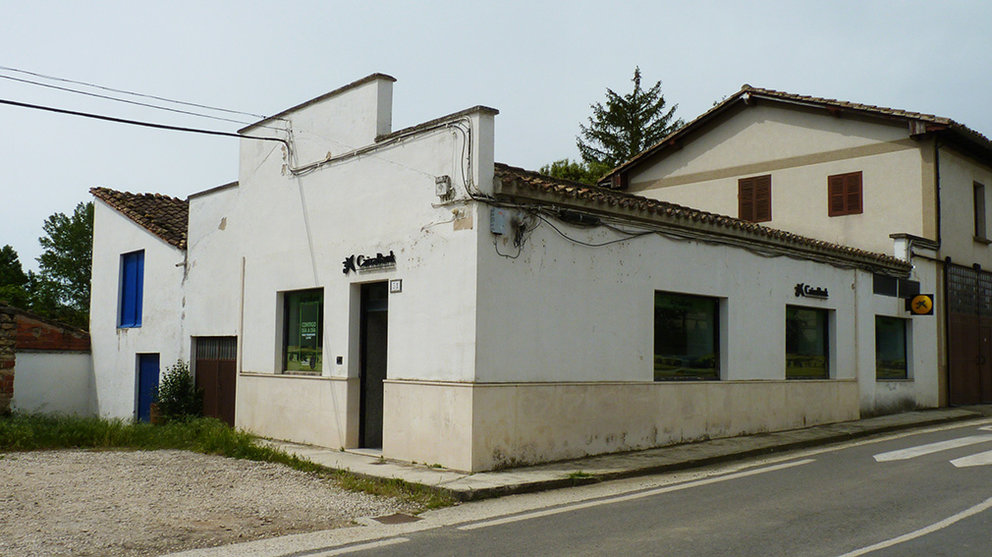 Oficina de La Caixa en Murieta, junto a la carretera nacional Estella - Vitoria. Navarra.com