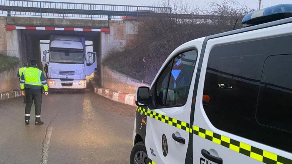 Camión con exceso de galibo se queda atascado en un puente de Caparroso GUARDIA CIVIL