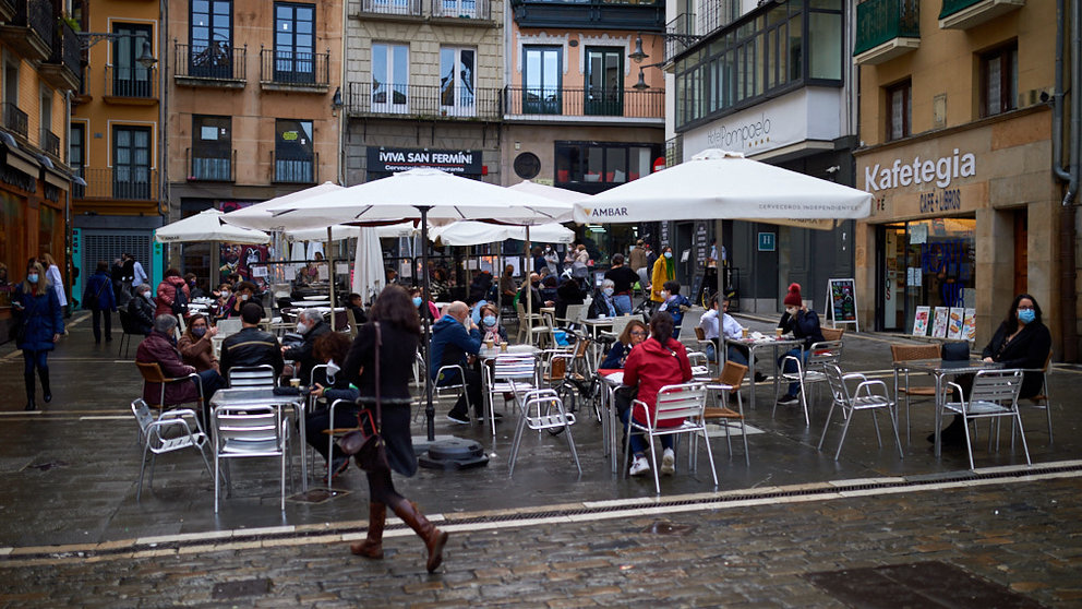 Las terrazas de la Plaza del Ayuntamiento llenas durante la tercera ola del coronavirus de Pamplona. MIGUEL OSÉS