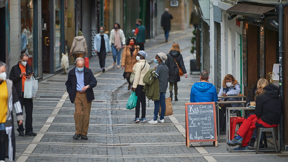 Varias personas caminan por las calles de Pamplona durante la tercera ola del coronavirus. MIGUEL OSÉS