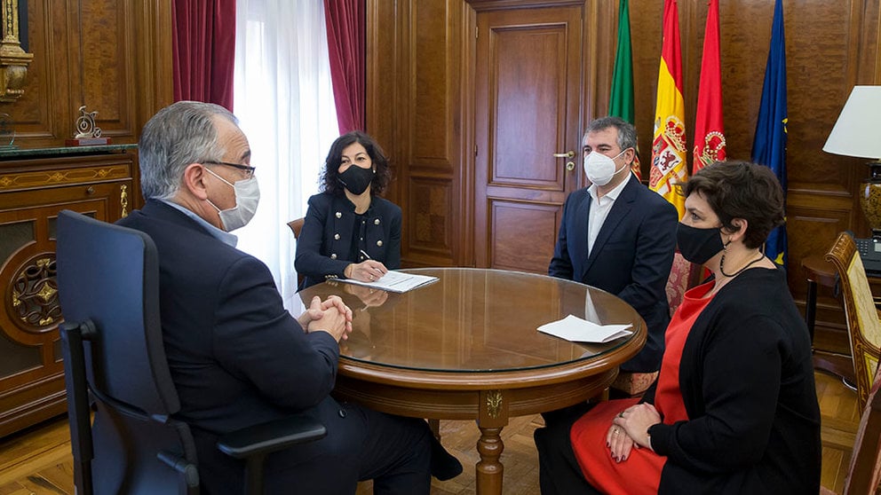 El alcalde de Pamplona, Enrique Maya, se reúne con representantes de la Asociación de Hoteles de Pamplona: Sara Martínez, Esther Sanz y Eduardo Ciriza. AYUNTAMIENTO DE PAMPLONA