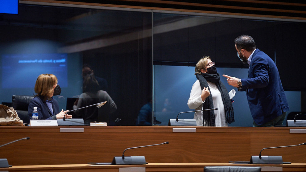 Ramón Alzorriz, portavoz del PSN, habla con Marisa de Simón, portavoz de IE, bajo la atenta mirada de Uxue Barkos, portavoz de Geroa Bai, durante la mesa y junta de portavoces de este Lunes. MIGUEL OSÉS