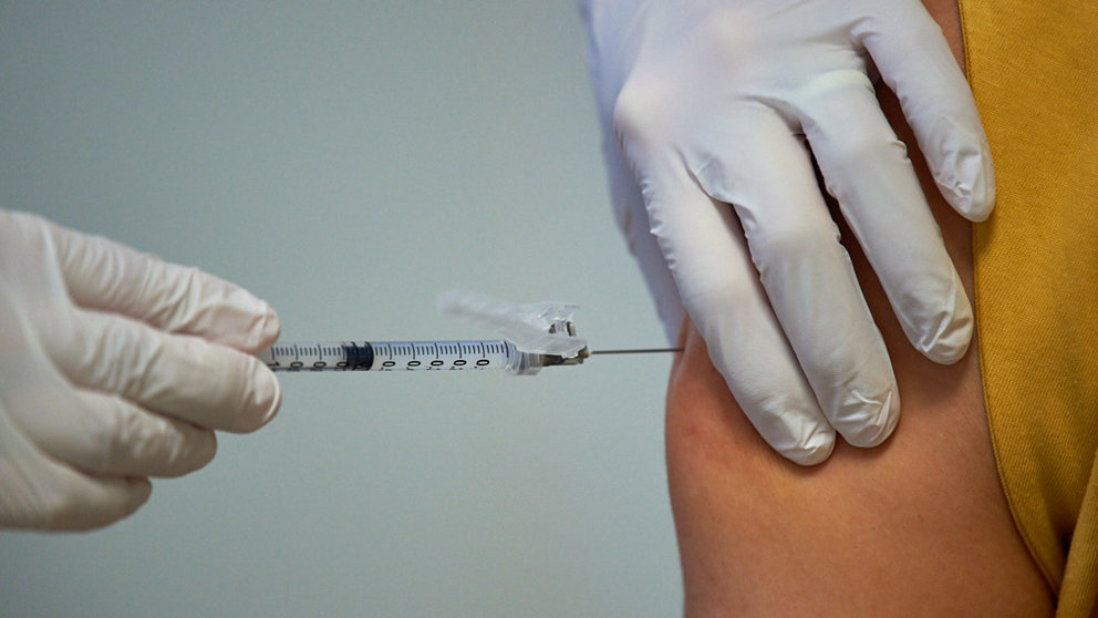 La Clínica Universidad de Navarra sigue con la vacunación de sus trabajadores con la dosis de Moderna, durante la tercera ola del coronavirus en la Comunidad Foral. MIGUEL OSÉS