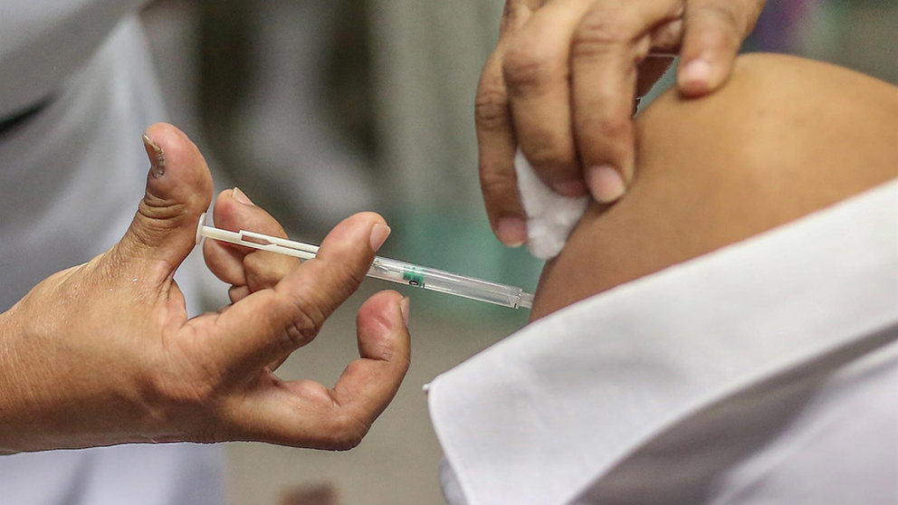 Un sanitario pone una vacuna de Oxford y AstraZeneca. Pradeep Dambarage (EUROPA PRESS)