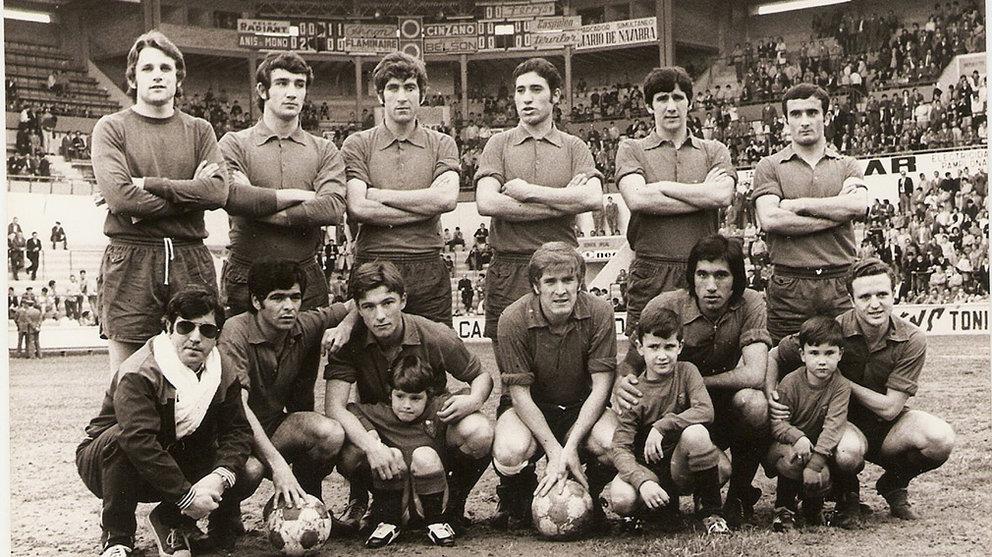 Equipo titular de Osasuna en el estadio de El Sadar durante la temporada 1971-72. Cedida.