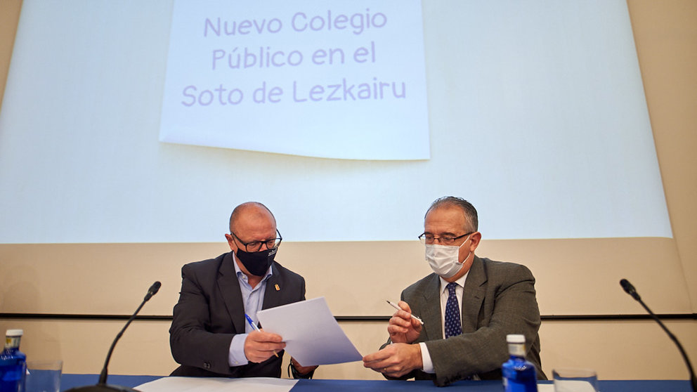 El consejero de Educación, Carlos Gimeno, y el alcalde de Pamplona, Enrique Maya, firman el convenio para la construcción del nuevo centro educativo de Lezkairu. MIGUEL OSÉS