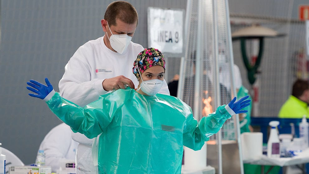 Una trabajadora sanitaria se protege para realizar tests de coronavirus. 
Germán Lama / Europa Press