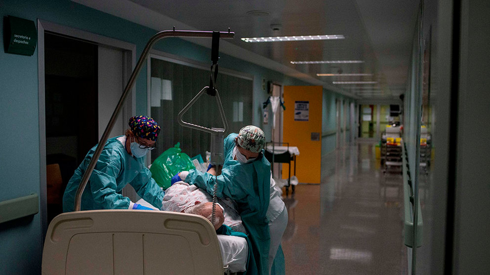 Sanitarios atienden a un paciente recuperado de coronavirus en el pasillo. EFE/ Brais Lorenzo