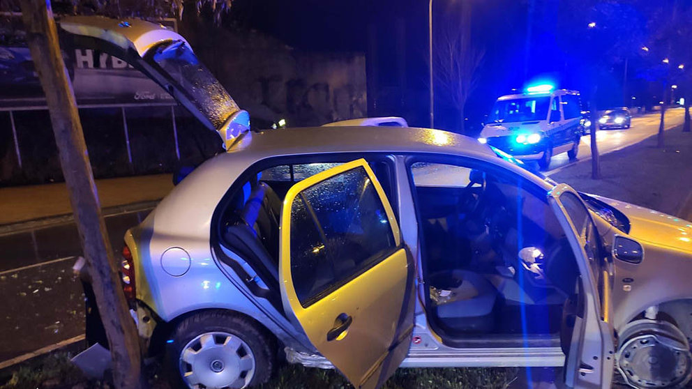 Imagen de uno de los coches accidentados en la avenida de Cataluña de Pamplona. POLICÍA MUNICIPAL