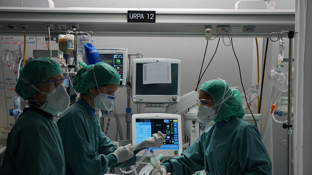 Profesionales de la Clínica Universidad de Navarra atendiendo a un paciente de coronavirus. UNAV