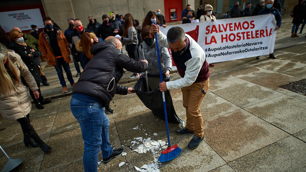 La Asociación de Hostelería y Turismo de Navarra convoca un acto de protesta por la situación que vive el sector hostelero por las restricciones ante la pandemia. MIGUEL OSÉS
