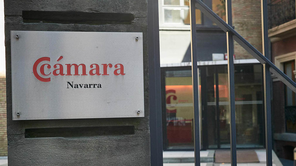 Entrada a la Cámara de Comercio de Navarra durante el día 54 del estado de alarma en Pamplona. EDUARDO SANZ/EP