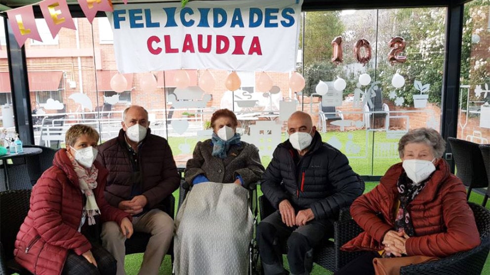 Doña Claudia Berruete rodeada de sus hijos en Estella. Cedida.