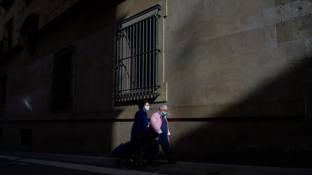 Dos mujeres con mascarillas suben por la cuesta de Santo Domingo durante la tercera ola del coronavirus en Pamplona. MIGUEL OSÉS