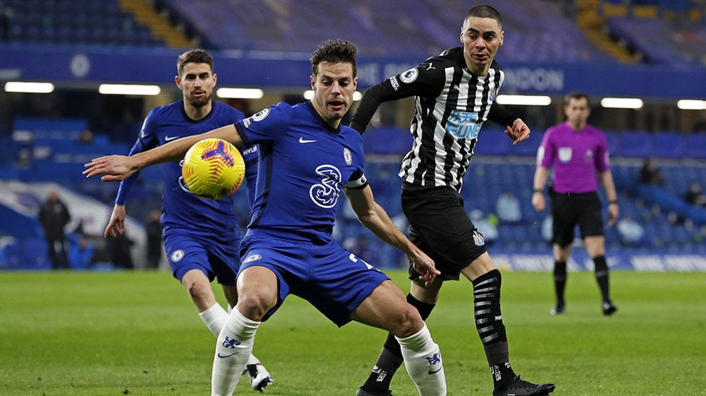 César Azpilicueta intenta controlar el balón en el partido Chelsea - Newcastle. Europa Press.