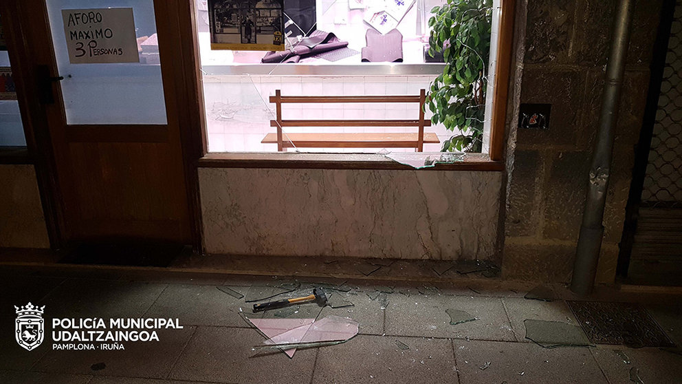 Uno de los escaparates rotos por robos en Pamplona. POLICÍA MUNICIPAL DE PAMPLONA