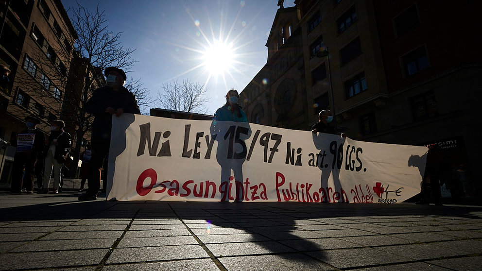 Decenas de personas de la Plataforma Navarra de Salud en defensa de una sanidad "100% pública”e concentran en Pamplona. PABLO LASAOSA
