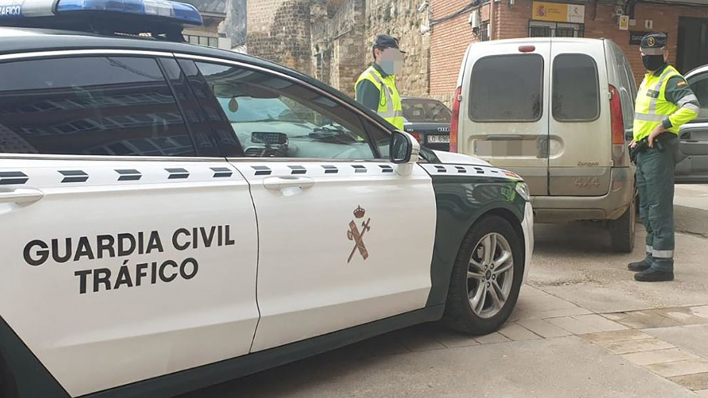 La Guardia Civil junto al vehículo usado por los delincuentes tras atracas una estación de servicio en Zudaire. GUARDIA CIVIL