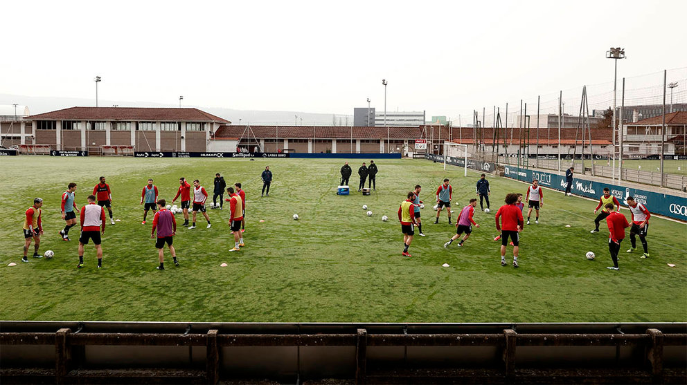 PAMPLONA, 03/03/2021.- El Osasuna entrena este miércoles en las instalaciones de Tajonar para preparar el partido de este próximo sábado ante el F.C Barcelona.  EFE/ Jesús Diges
