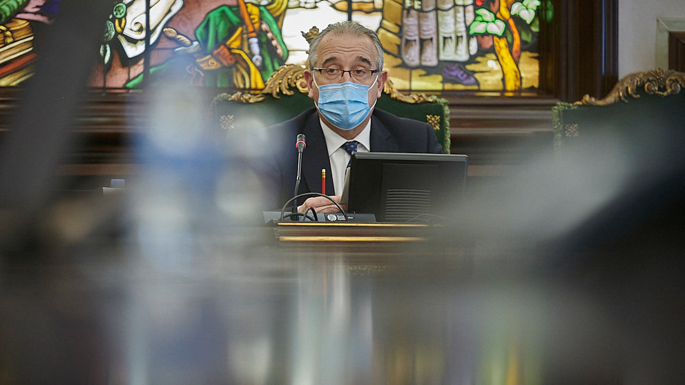 Enrique Maya, alcalde de Pamplona, durante el pleno. PABLO LASAOSA