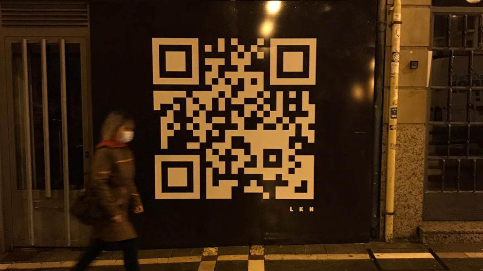El artista urbano anónimo LKN coloca un código QR gigante en la plaza del Ayuntamiento de Pamplona. LKN