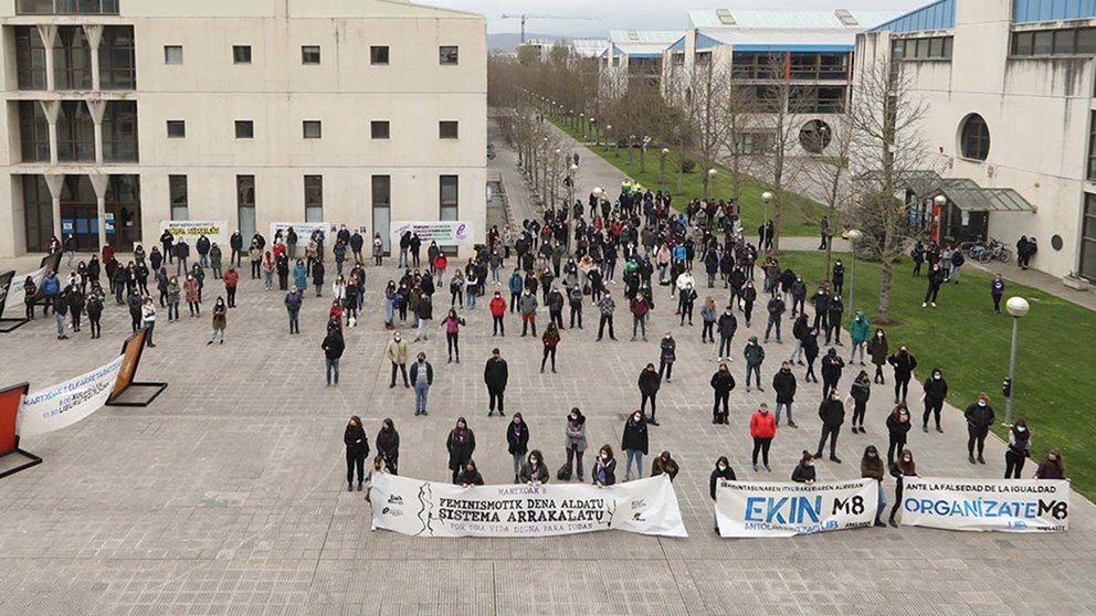 La comunidad universitaria se ha concentrado durante el 8-M en la Universidad Pública de Navarra. UPNA
