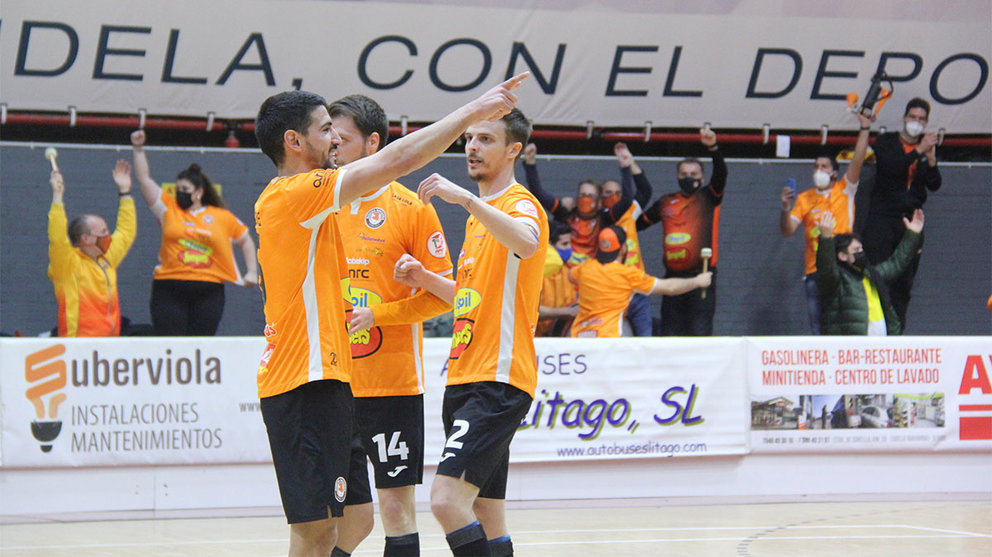 Los jugadores del equipo tudelano celebran la gran victoria sobre el Cartagena FS. Ribera Navarra.