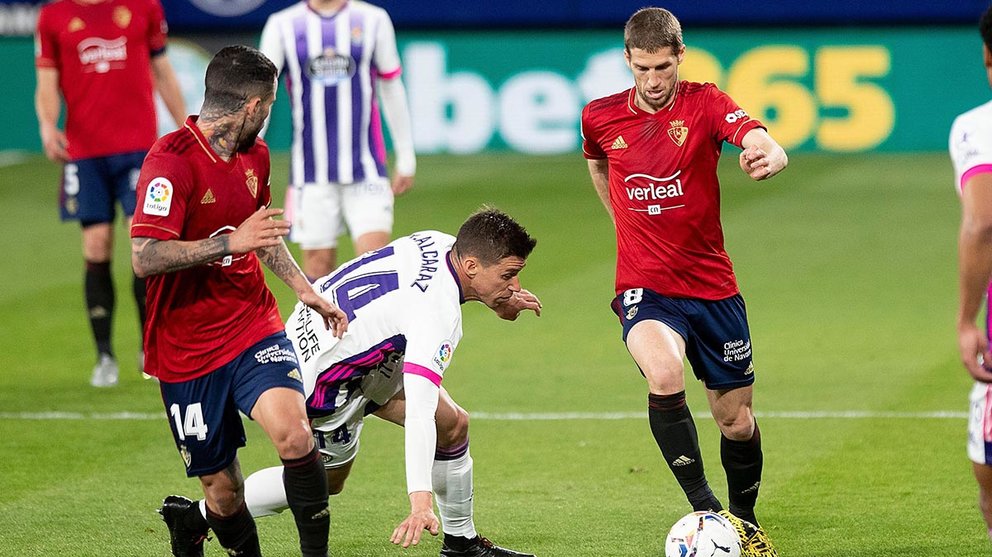 Brasanac conduce el balón durante el partido ante el Valladolid en Pamplona. CA Osasuna.