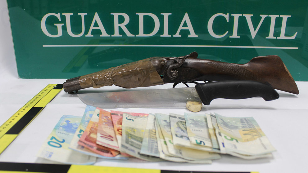 Dinero robado en el atraco de una estación de servicio de Zudaire junto con el arma usada. GUARDIA CIVIL