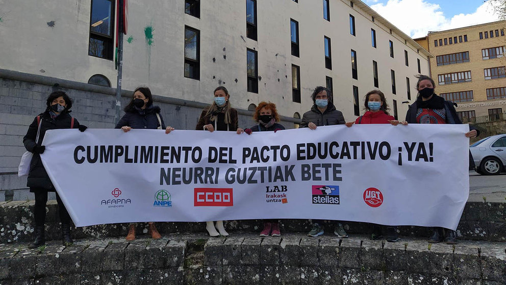 Concentración frente al Departamento de Educación de los sindicatos firmantes del pacto educativo. STEILAS