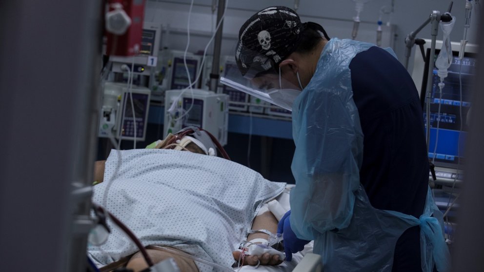 Un sanitario revisa el estado de un paciente afectado por la covid-19 en una Unidad de Cuidados Intensivos en Santiago (Chile). EFE/Alberto Valdés