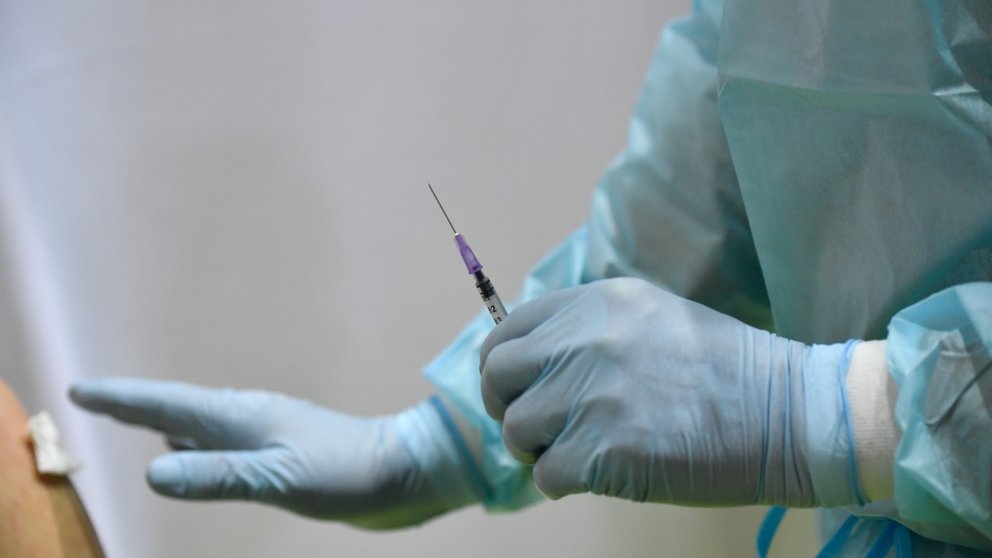 Un sanitario inocula una vacuna contra el Covid a una persona. EFE/TOBIAS SCHWARZ