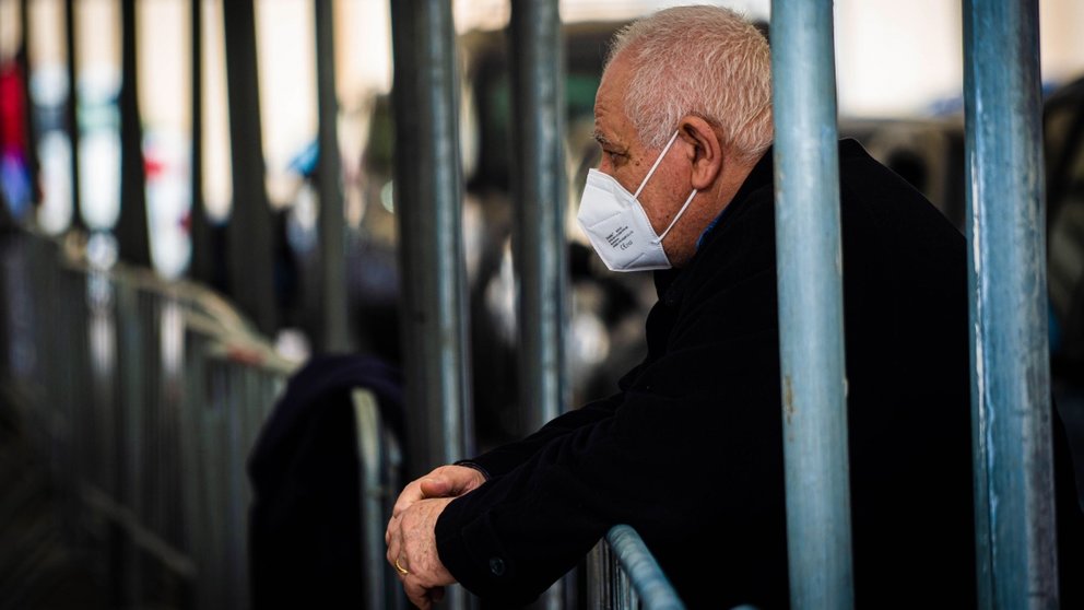 Un hombre apoyado en una valla durante la pandemia por Covid. EFE/EPA/CESARE ABBATE